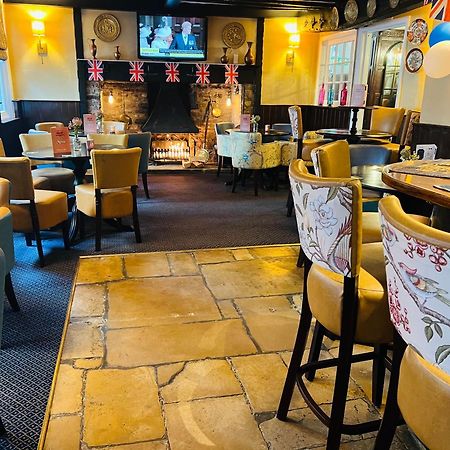 Crown & Cushion Hotel 치핑노턴 외부 사진