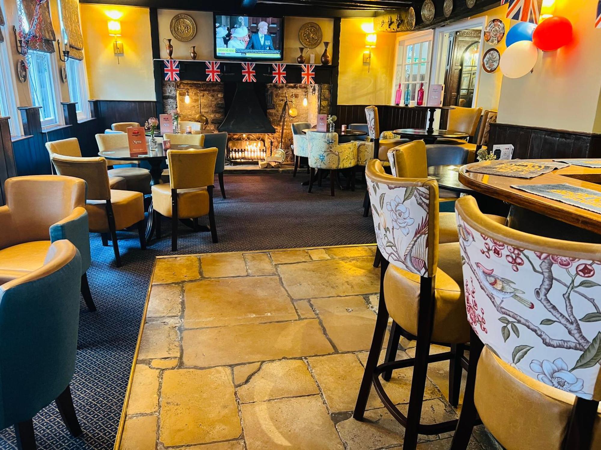 Crown & Cushion Hotel 치핑노턴 외부 사진